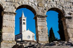 Una chiesa di Pola vista attraverso il teatro romano, Istria, Croazia. Risalente al primo secolo, venne costruito sul declivio del castello; all'epoca poteva ospitare 5.000 spettatori.

 ...