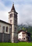 Una chiesa e un vecchio edificio di Evolene, Svizzera.

