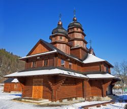 Una chiesa in legno nell'oblast di Ivano-Frankivsk sulla strada per Bukovel, Ucraina, in inverno con la neve.
