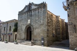 Una chiesa in pietra nel centro storico di Tempio Pausania in Sardegna - © Massimo Campanari / Shutterstock.com