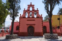 Una chiesa in stile coloniale nel centro della cittadina di Bernal, stato del Queretaro (Messico) - © Barna Tanko / Shutterstock.com