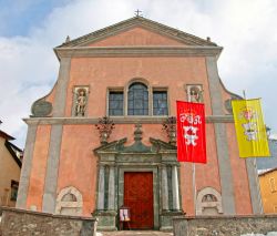 Una chiesa in una piazza medievale di Bormio nelle Alpi, Lombardia