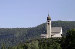 Una chiesa isolata nei pressi di Cles in Val di Non (Trentino)