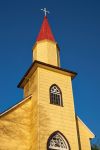 Una chiesa luterana a Puerto Varas, Cile: l'edificio in legno tinteggiato di giallo con il tetto rosso è stato costruito nel 1923.

