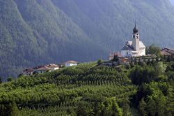 Una chiesa nei dintorni di Tuenno tra le montagne della Val di Non (Trentino Alto Adige).
