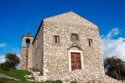 Una chiesa nel borgo di Vairano Patenora in Campania