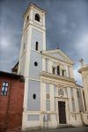 Una chiesa nel centro di Cherasco in Piemonte