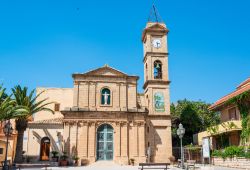 Una chiesa nel centro di Donnalucata, frazione di Scicli in Sicilia - © Petra Nowack / Shutterstock.com