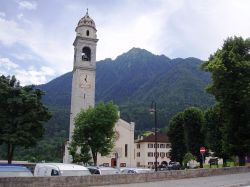 Una chiesa nel centro di Tione di Trento, Valli Giudicarie - © Wakowlk - CC BY-SA 4.0, Wikipedia