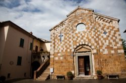 Una chiesa nel centro storico di Asciano in Toscana, provincia di Siena