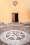 Una chiesa nel centro storico di Mamoiada in Sardegna