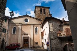 Una chiesa nel cuore del borgo di Montieri in Toscana, provincia di Grosseto