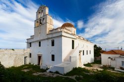 Una chiesa nel villaggio di Spetses, Grecia. Questo grazioso borgo, situato nell'omonima isola, è conosciuto anche con il nome di Dapià.
