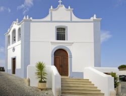 Una chiesa nella città di Aljezur, Portogallo. Questa bella località si trova nell'estremità sud occidentale dell'Algarve.
