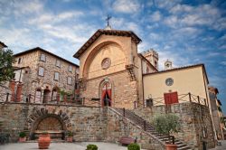 Una chiesa nella piazza principale di Radda in Chianti in Toscana