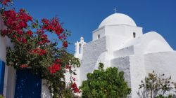 Una chiesa nella pittoresca isola di Folegandros, arcipelago delle Cicladi (Grecia)