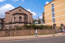 Una chiesa ortodossa affacciata su una strada del centro di Addis Abeba, Etiopia - © milosk50 / Shutterstock.com