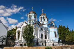 Una chiesa ortodossa nel villaggio di Gurzuf nei pressi di Jalta, Crimea.

