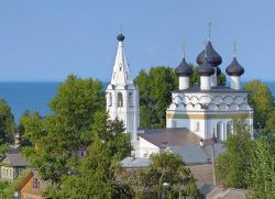 Una chiesa sulle rive del lago Beloye (lago Bianco) a Belozersk, in Russia