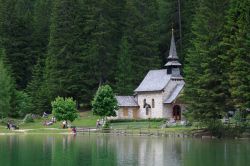 Una chiesa in mattoni sulle rive del lago di Braies in Alto Adige  - © Zocchi Roberto / Shutterstock.com