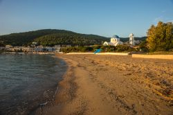 Una chiesetta bianca con la cupola azzurra sulla spiaggia di Scala, isola di Angistri, Grecia - © siete_vidas / Shutterstock.com