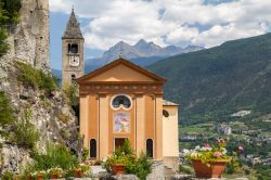 Una chiesetta con campanile nel borgo di Saint Pierre, Valle d'Aosta.

