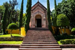 Una chiesetta con scalinata a Puebla, Messico.



