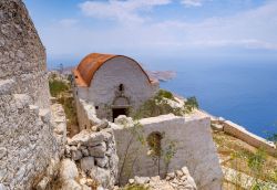 Una chiesetta costruita fra le antiche rovine del castello medievale di Chalki, Grecia.

