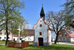 Una chiesetta del villaggio Unesco di Holasovice, Repubblica Ceca.
