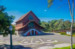 Una chiesetta edificata nel cuore della foresta germanica a Vista Alegre nei pressi di Curitiba, Brasile - © Fotos593 / Shutterstock.com