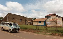 Una chiesetta improvvisata nel villaggio di Muyenga, Uganda (Africa). E' ospitata in un vecchio edificio di questa piccola località situata nell'area di Kampala - © Andreas ...