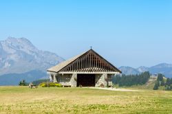 Una chiesetta in pietra fra i monti di Avoriaz, Francia.
