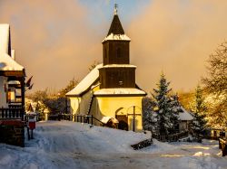 Una chiesetta nel centro del villaggio di Holloko in inverno con la neve (Ungheria).

