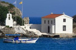 Una chiesetta nell'isola di Panagia nei pressi di Parga, Grecia.
