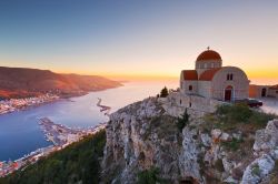 Una chiesetta sulle colline dell'isola di Kalymnos, Grecia, fotografata dall'alto al tramonto. 

