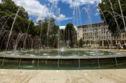 Una classica fontana nel centro città di Varna, Bulgaria, in una calda giornata estiva. 

