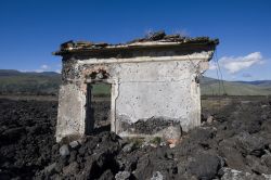 Una colata di lava vicino a Randazzo e i resti di una casa distrutta dall'Etna
