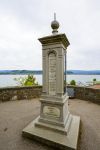 Una colonna monumento con i dati geografici di Murten, Svizzera. Venne costruita nel 1903 dall'Ufficio del Turismo - © marekusz / Shutterstock.com