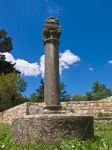 Una colonna nel giardino di un Monastero Cattolico dell'isola di Dipan in Croazia.