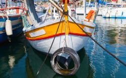 Una colorata barca da pesca ormeggiata al porto di Propriano, Corsica - © Eugene Sergeev / Shutterstock.com