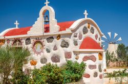 Una colorata chiesa in pietra nell'altopiano di Lassithi, isola di Creta (Grecia).

