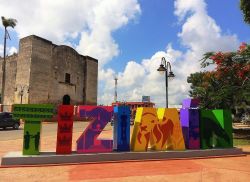 Una colorata scritta Tizimin nell'omonima città dello Yucatan, Messico. Sullo sfondo, un edificio religioso - © phortun / Shutterstock.com