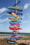 Una colorata segnaletica di destinazioni turistiche sulla spiaggia di Virginia Beach, USA.

