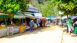 Una colorata strada di Gili Air Island, Filippine, con negozietti e botteghe  - © Kuen Lim / Shutterstock.com