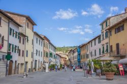 Una colorata via centrale di Gaiole in Chianti, Toscana. La storia di questo borgo è strettamente legata alla posizione di nodo viario nelle comunicazioni fra il Chianti e il Valdarno ...