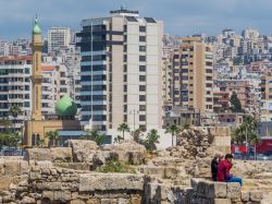 Una coppia araba seduta sulle rovine del castello di Sidone, Libano. Sullo sfondo, la moderna città situata 40 chilometri a sud della capitale Beirut - © Diego Fiore / Shutterstock.com ...