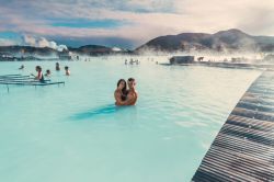 Una coppia di innamorati nella laguna blu a Reykjavik, Islanda. Con la sua spa termale, è uno dei luoghi più celebri per la luna di miele - © ginger_polina_bublik / Shutterstock.com ...