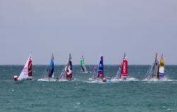 Una corsa di catamarani al largo della spiaggia di Jullouville in Normandia - © AnnDcs / Shutterstock.com