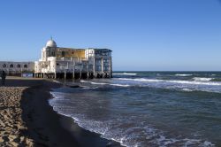 Una costruzione decadente sulla spiaggia di La Marsa in Tunisia