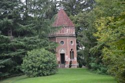 Una costruzione nel parco di Villa Gallarati Scotti a Oreno di Vimercate, Lombardia.
